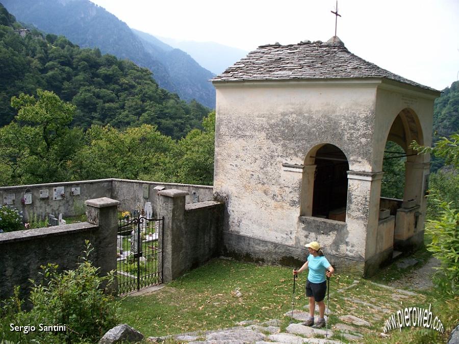 13 Cappelletta e piccolo cimitero.JPG